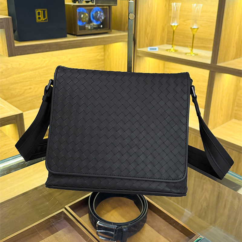 BV头层胎牛皮纯手工编织单肩斜挎包邮差包男士商务休闲真皮大容量