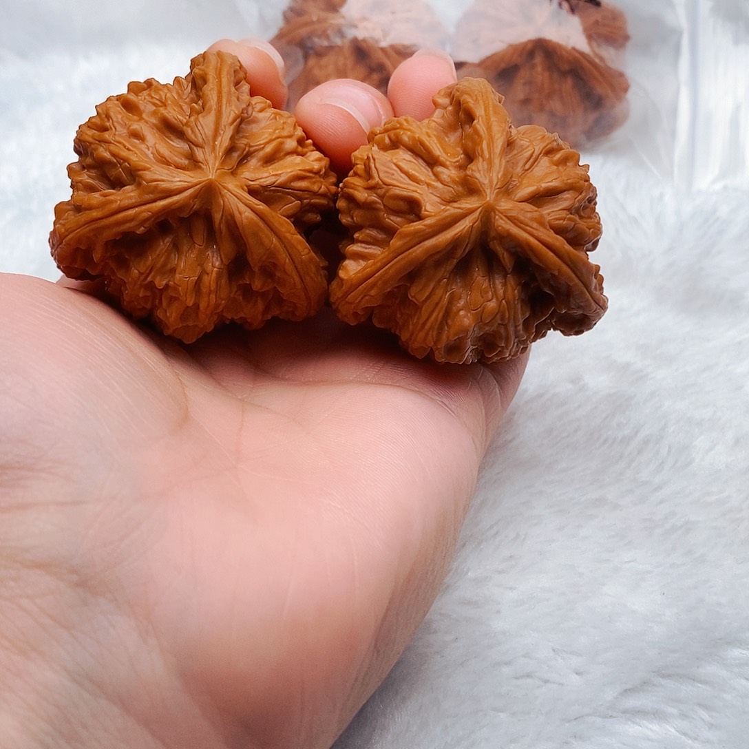 @***哥吊坠文玩核桃三棱