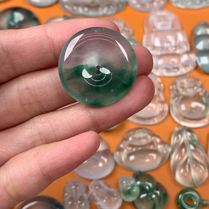 翡翠挂件未镶嵌…