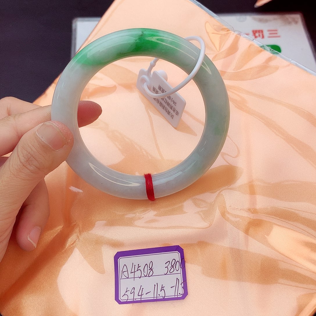 翡翠手镯未镶嵌翡翠