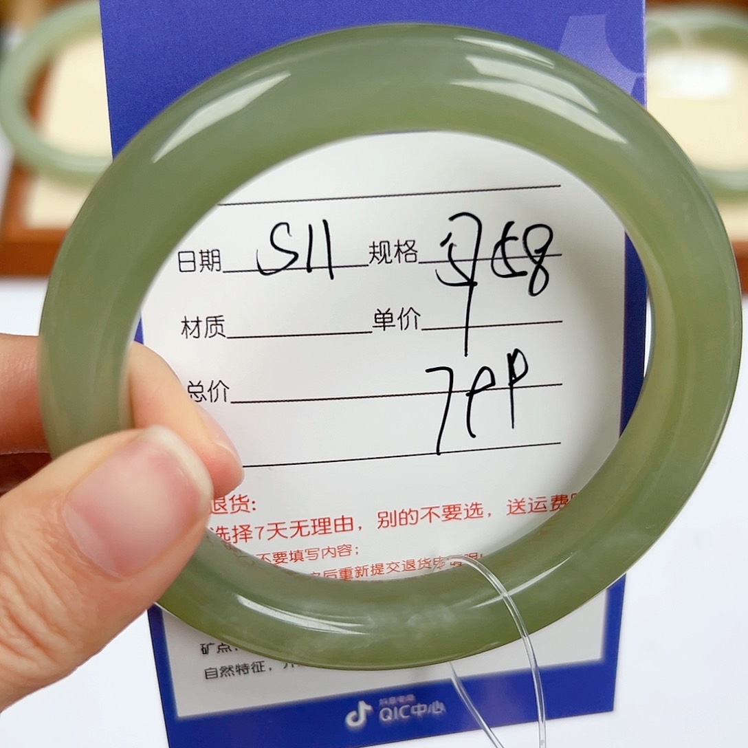 和田玉手镯未镶嵌