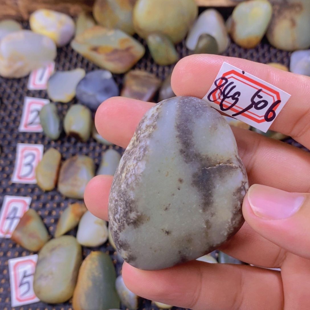 颈饰未镶嵌和田玉（糖玉）