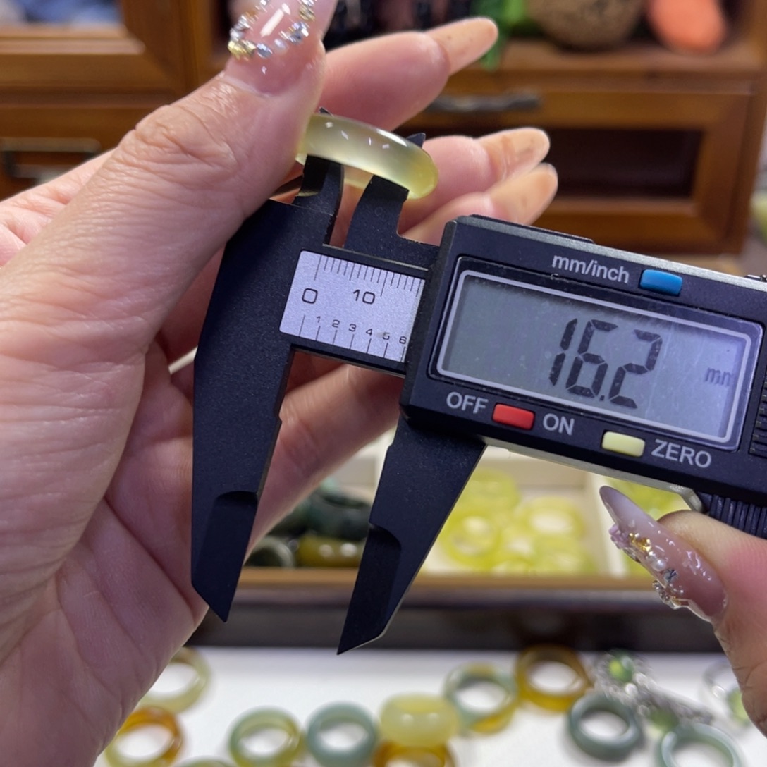 蛇纹石玉未镶嵌手镯123