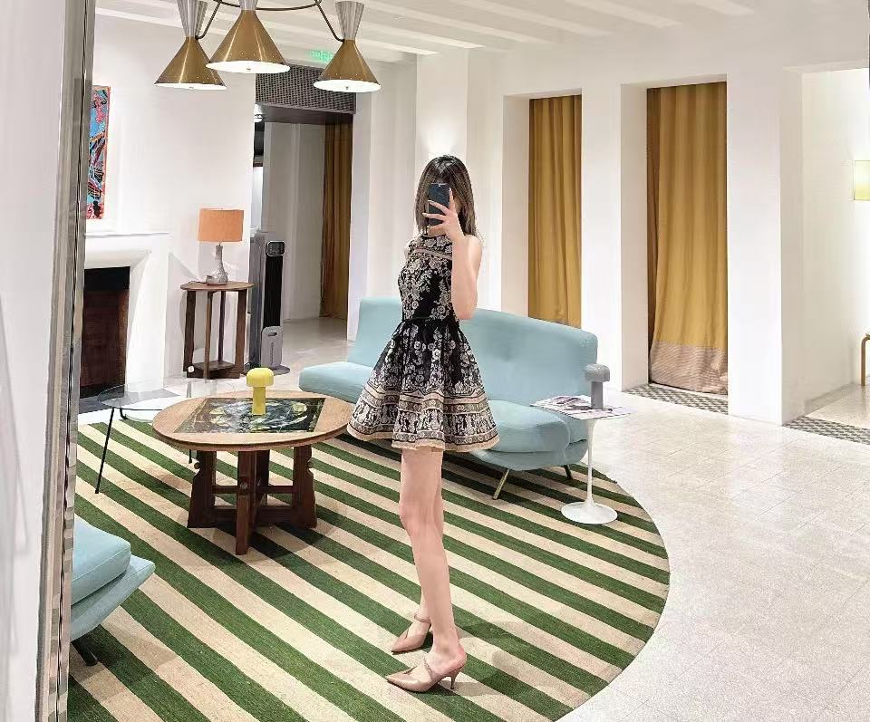 【月渡松岚】优雅气质圆领修身无袖设计感大摆欧美连衣裙