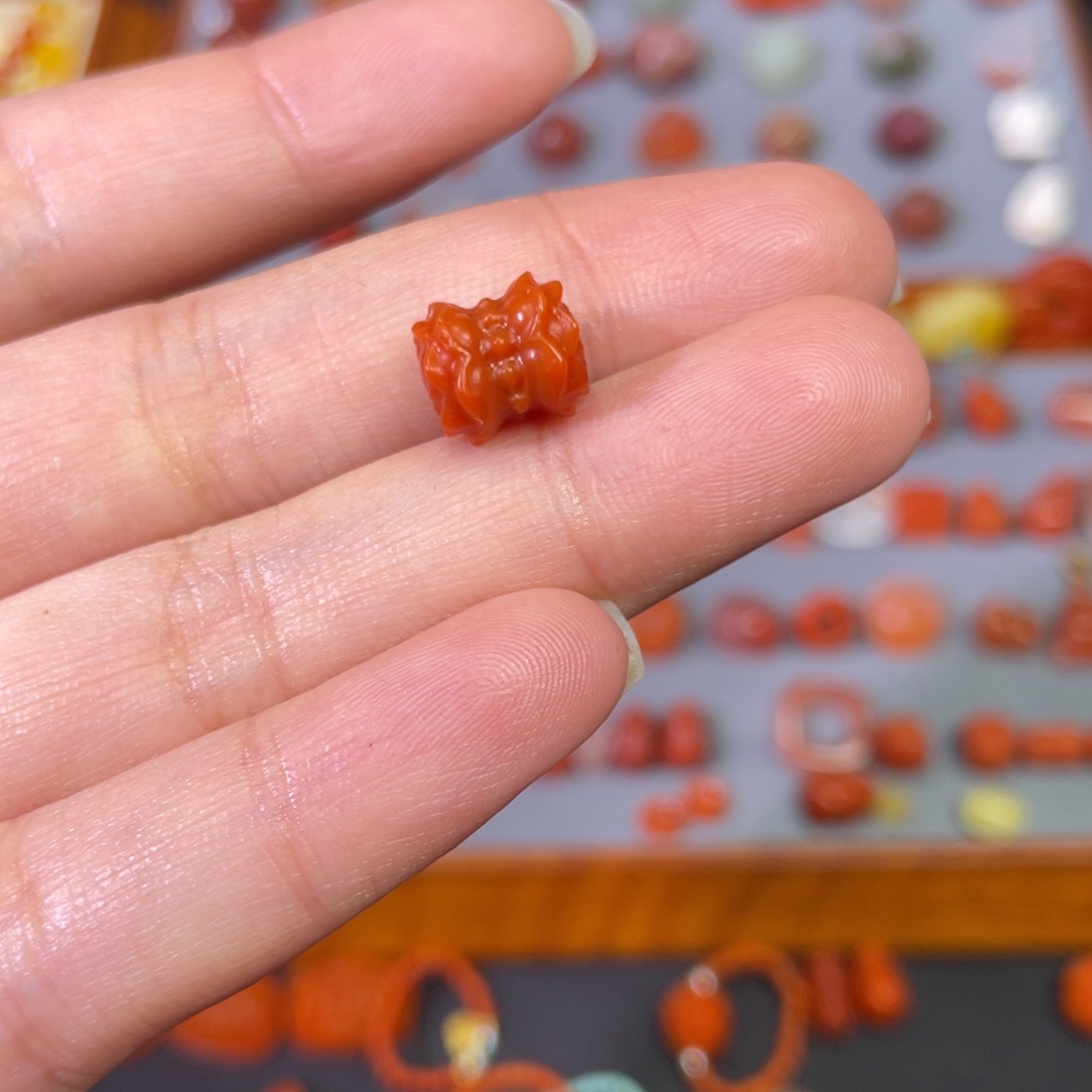 南红玛瑙未镶嵌并蒂莲满肉柿子红卡