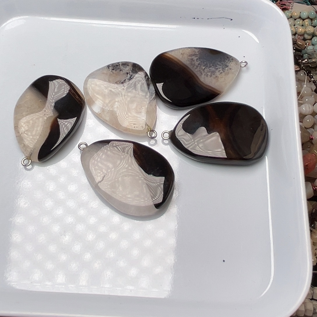 玛瑙/玉髓合金珠宝半成品V157。天然水晶玛瑙共生扭扭切片吊坠一个