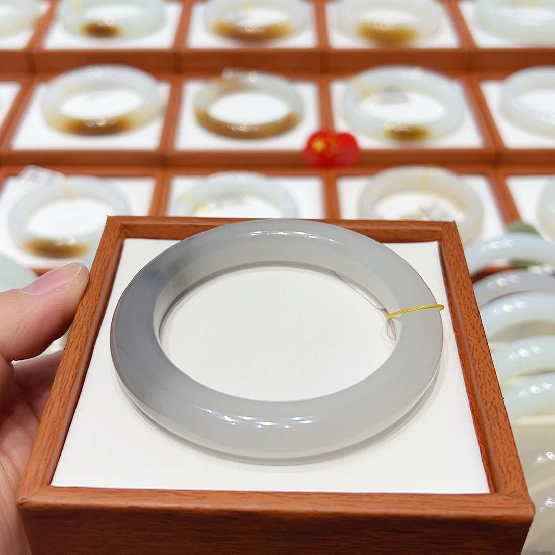 和田玉手镯未镶嵌白冰一口紫