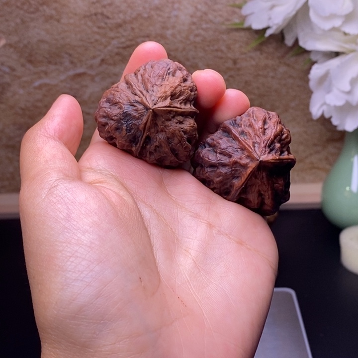 桃核把件24。          