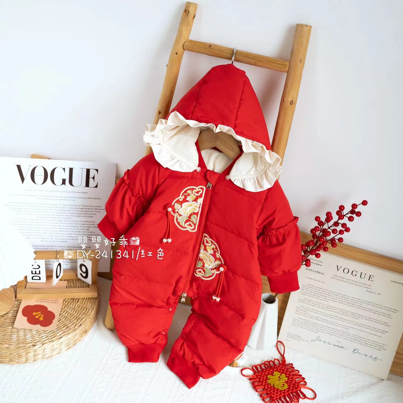冬季婴儿连体羽绒服错位绣花新中式满月百天周岁年服羽绒服1341
