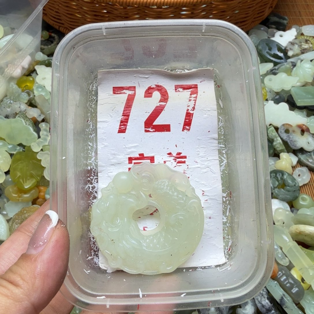 透闪石-蛇纹石玉吊坠未镶嵌