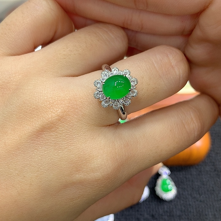 翡翠18K金镶嵌颈饰蛋面