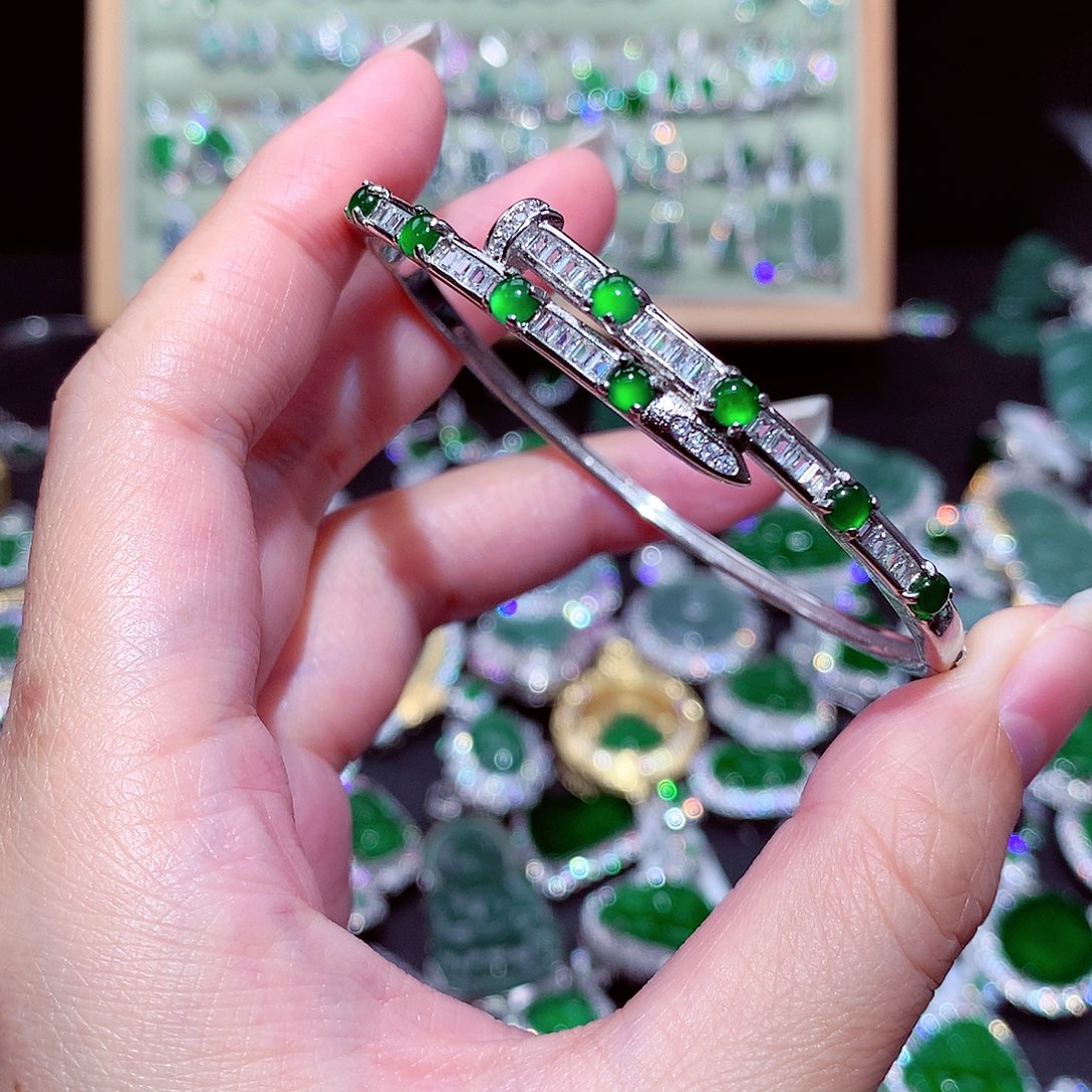 【闪购商品】翡翠吊坠(不含链)未镶嵌