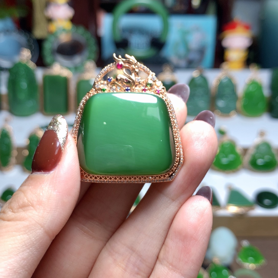 和田玉吊坠18K金镶嵌蔓**?