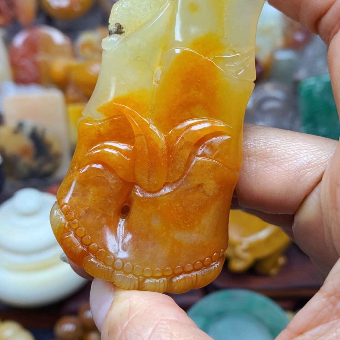 石英质玉（黄龙玉）颈饰未镶嵌