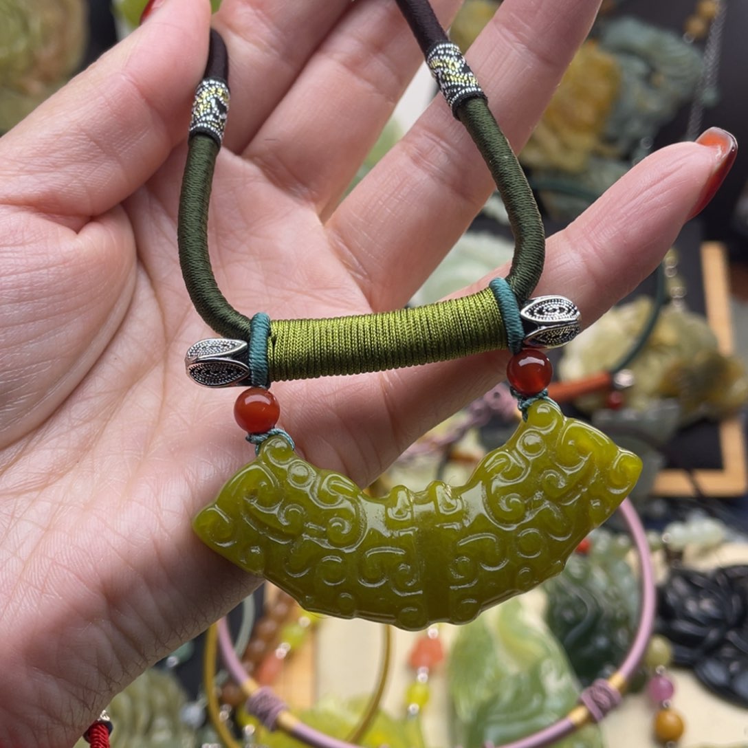 蛇纹石玉颈饰未镶嵌