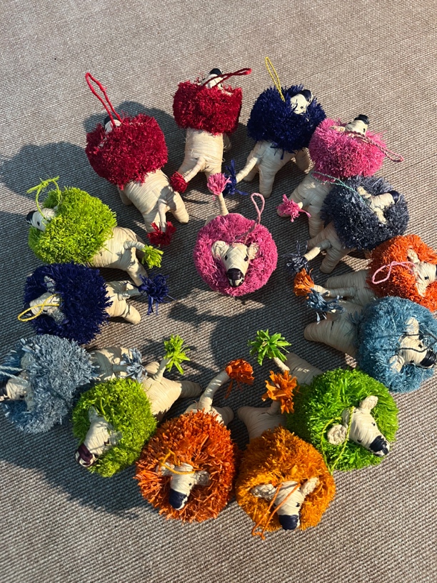 便携款可爱风见外包装包挂非洲进口拉菲草编织小狮子