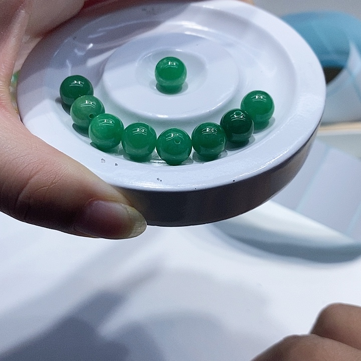 翡翠散珠冰辣阳绿卡 10