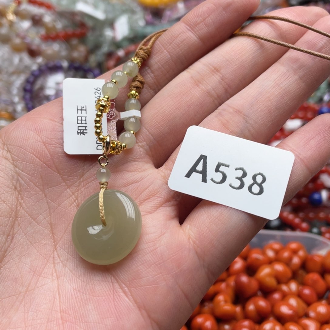 颈饰未镶嵌和田玉多样性