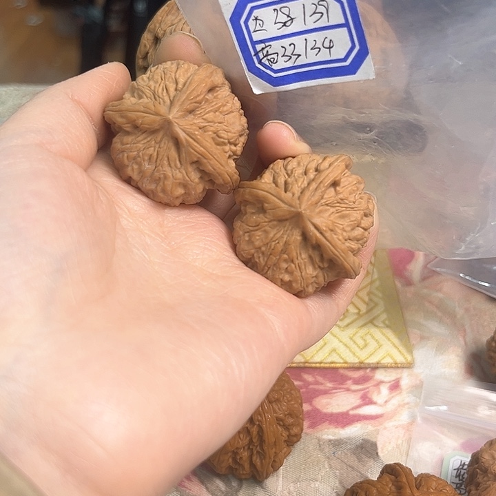 文玩核桃把件红狮子头三棱