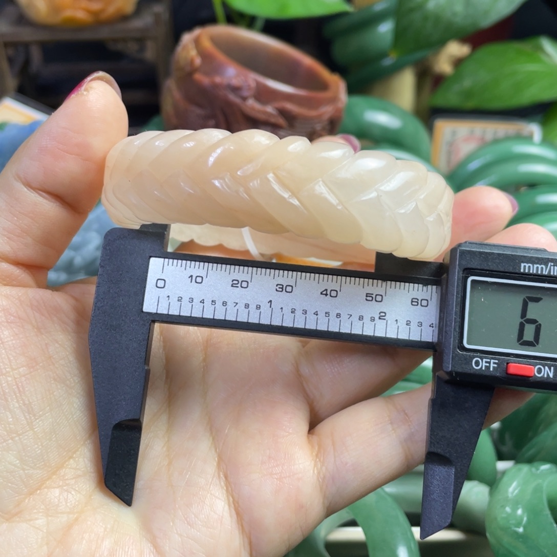 石英质玉未镶嵌手镯