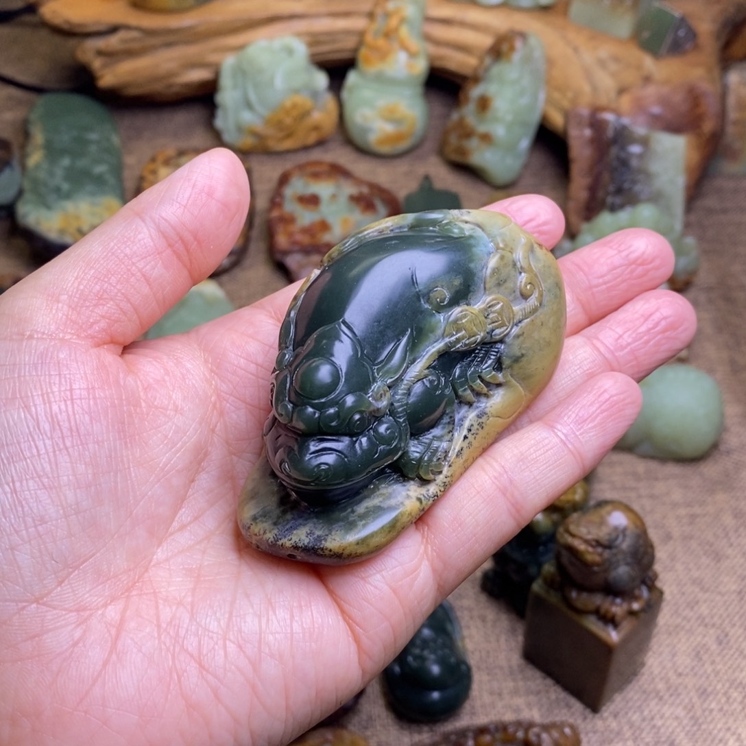 何***尘岫岩河磨玉（透闪石质玉）未镶嵌把件