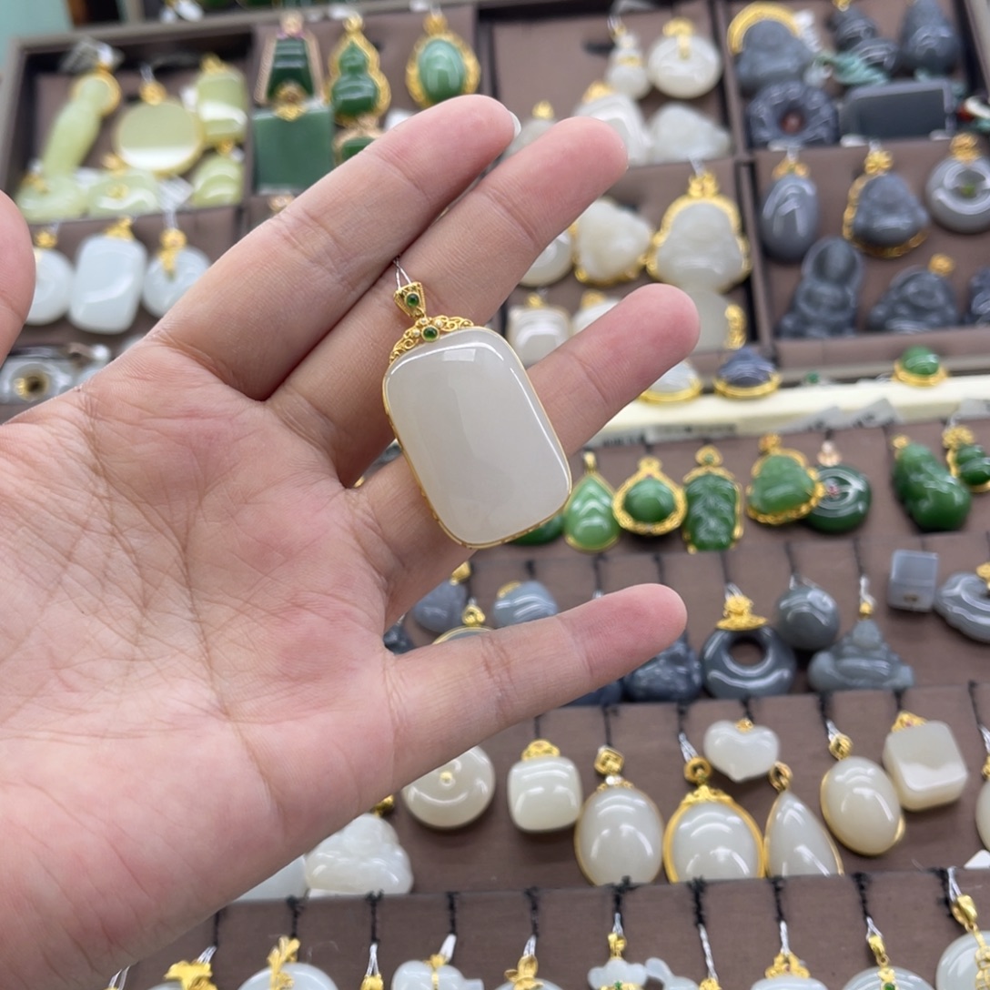 和田玉18K金镶嵌吊坠(赠链)