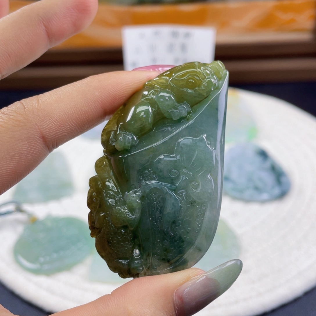 翡翠裸石天然翡翠特色件龙牙