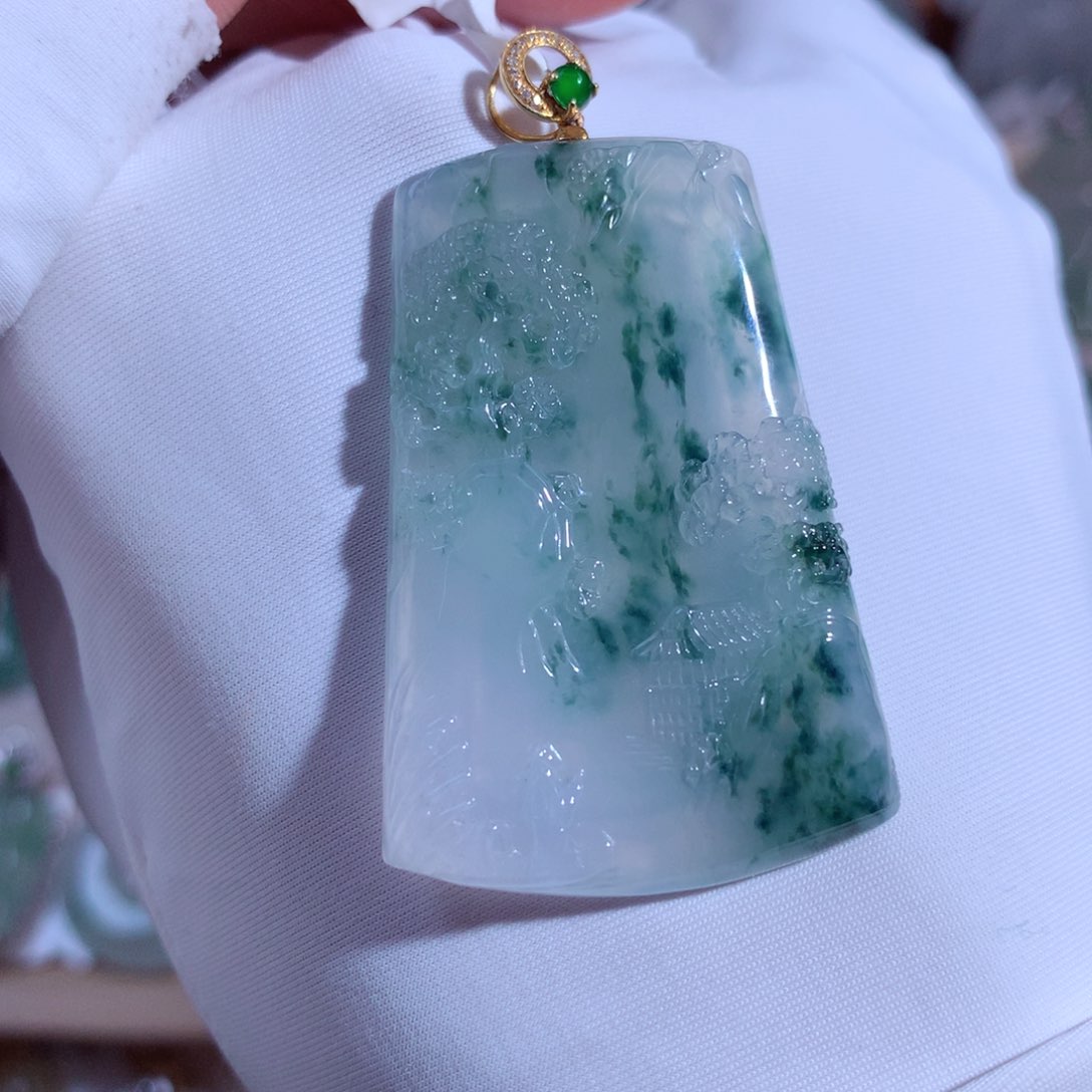 翡翠颈饰18K金镶嵌山水牌