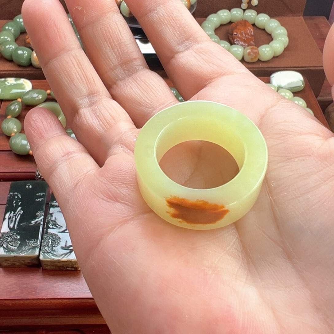 岫岩河磨玉（透闪石质玉）戒圈未镶嵌大****斯