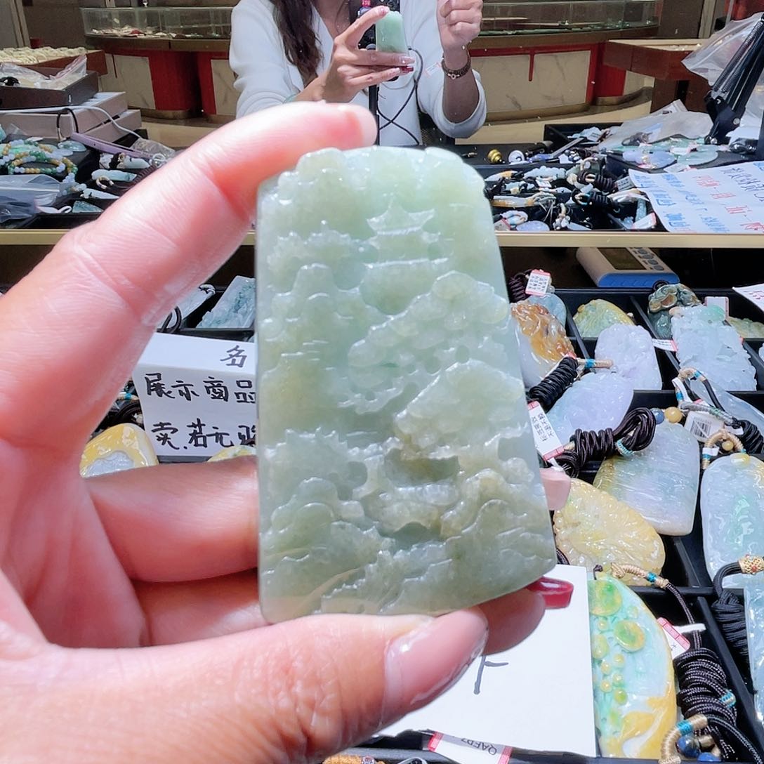 翡翠未镶嵌颈饰一个