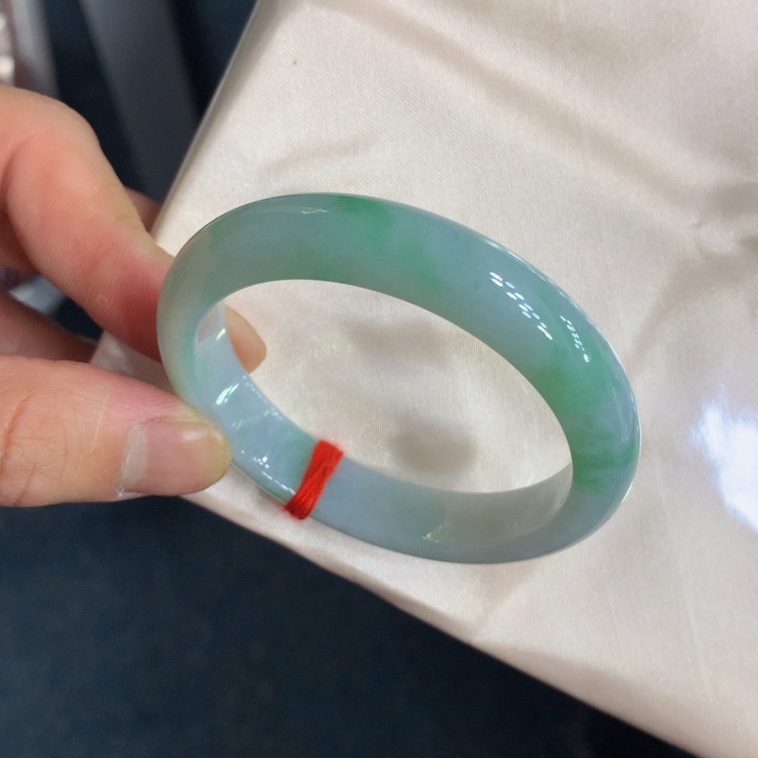 翡翠手镯未镶嵌翡翠