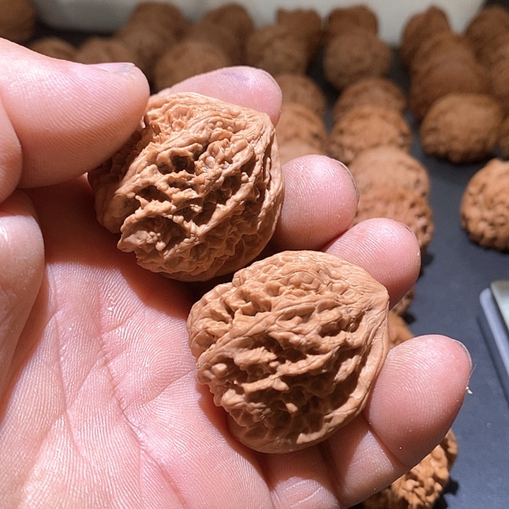 文玩核桃吊坠野牛