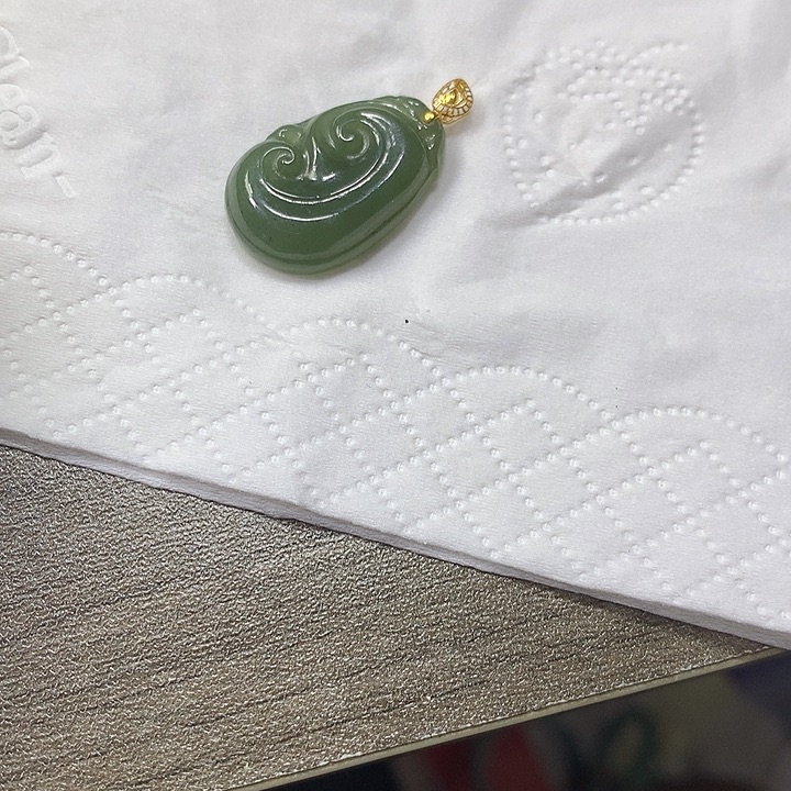 和田玉18K金镶嵌颈饰如意