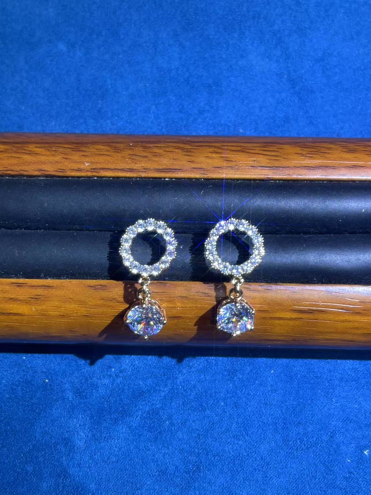 a1349玫色流苏四爪耳钉多样性发货