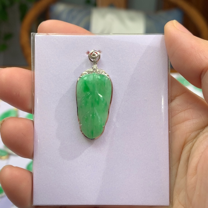 翡翠颈饰18K金镶嵌翡翠吊坠