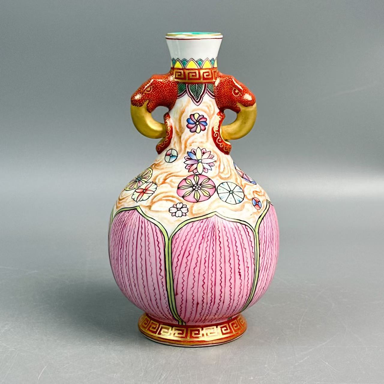 清乾隆珐琅彩描金莲托团花纹双耳瓶