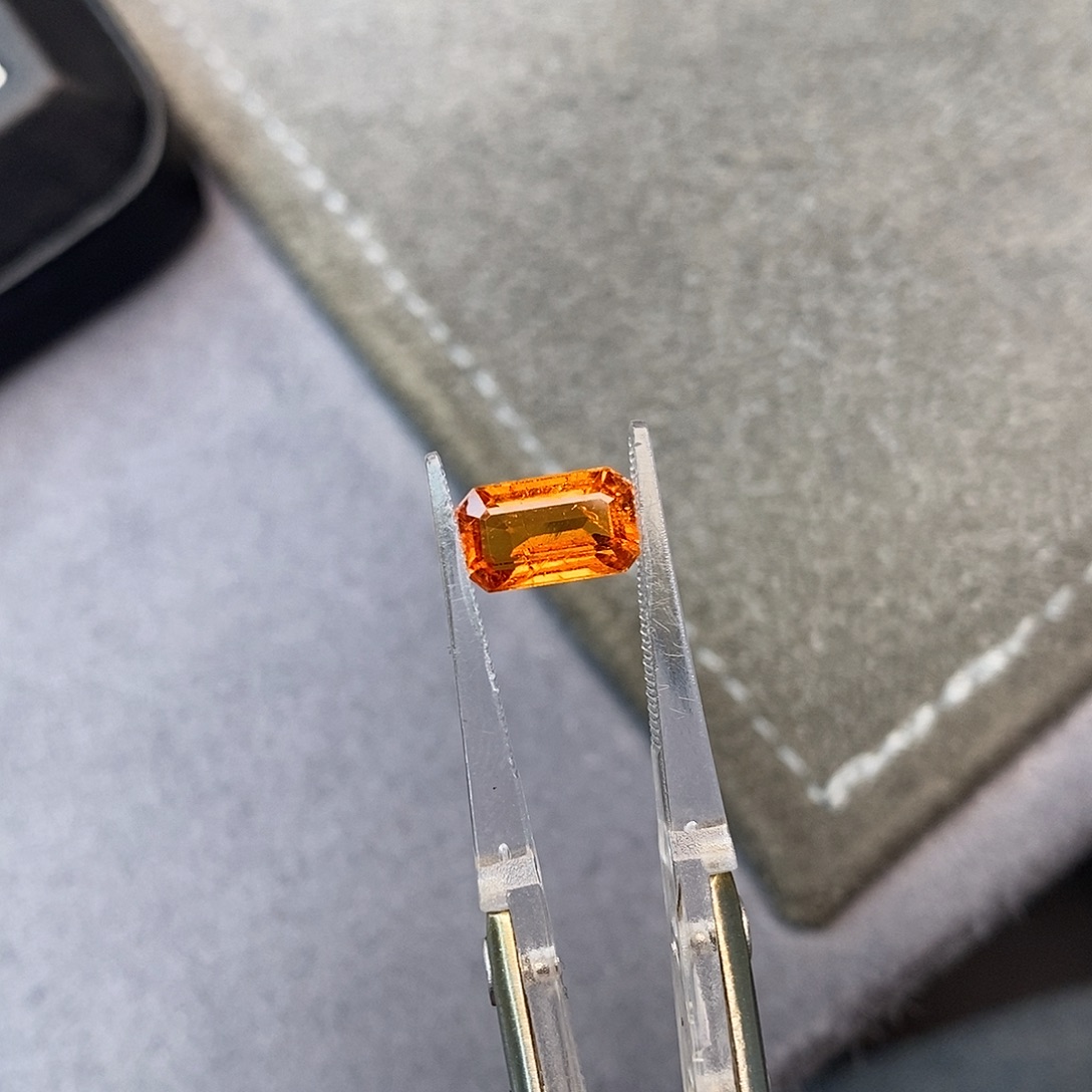 未镶嵌石榴石（芬达石）珠宝半成品2.95ct 