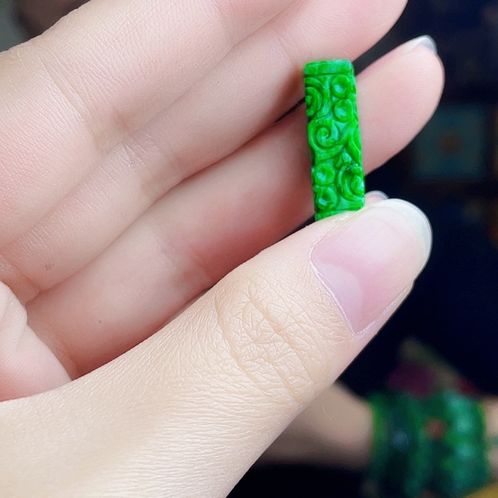 翡翠未镶嵌颈饰多样性