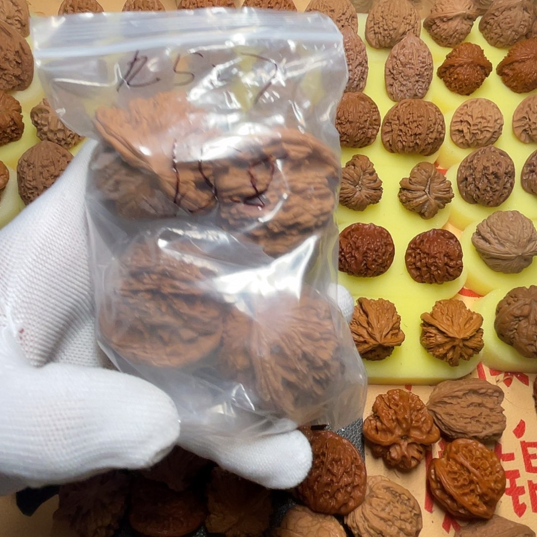 九***7文玩核桃吊坠狮虎