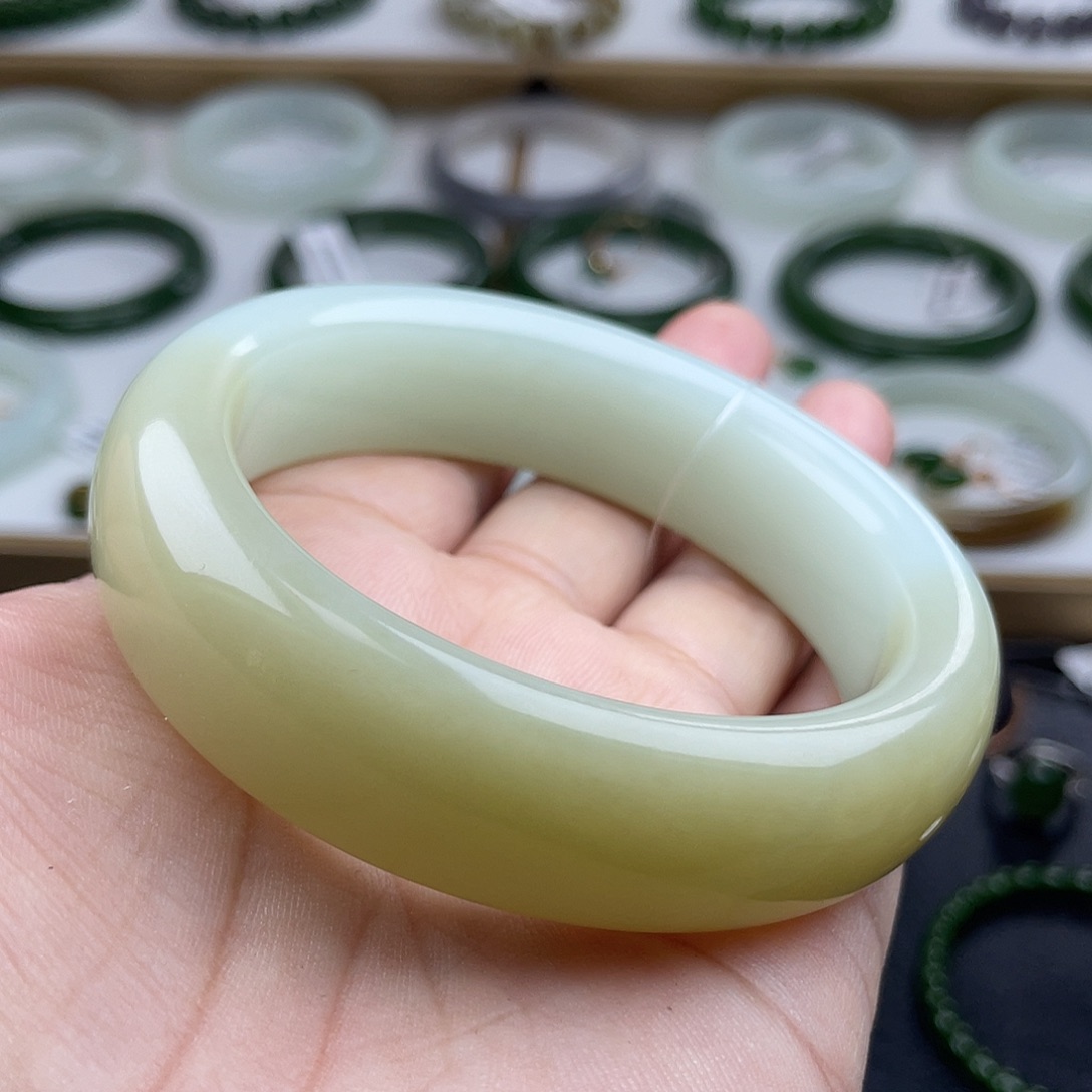 和田玉手镯未镶嵌