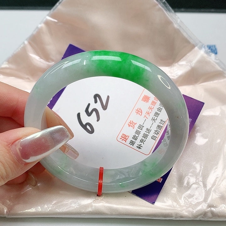翡翠手镯未镶嵌翡翠手镯