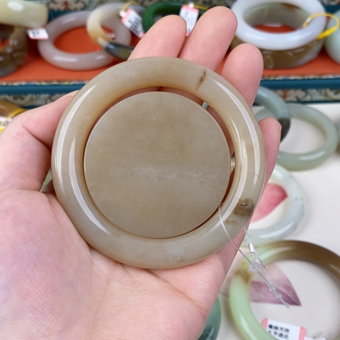 和田玉未镶嵌手镯