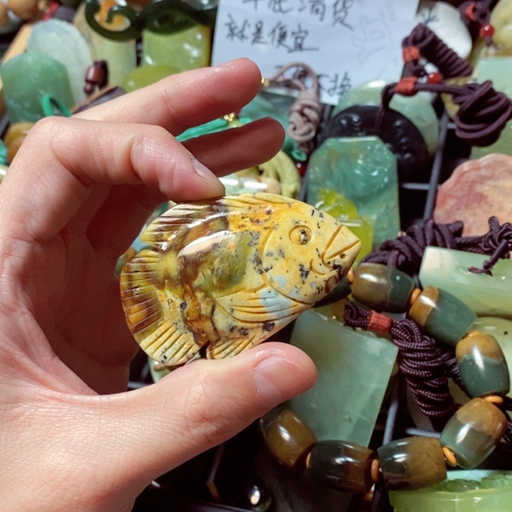 蛇纹石玉颈饰未镶嵌