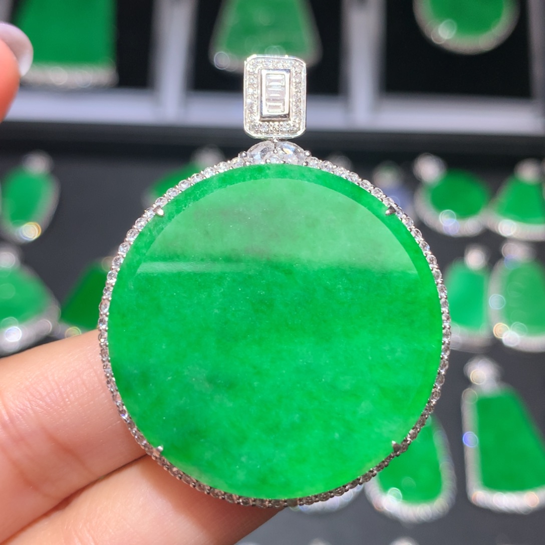 翡翠颈饰18K金镶嵌翡翠