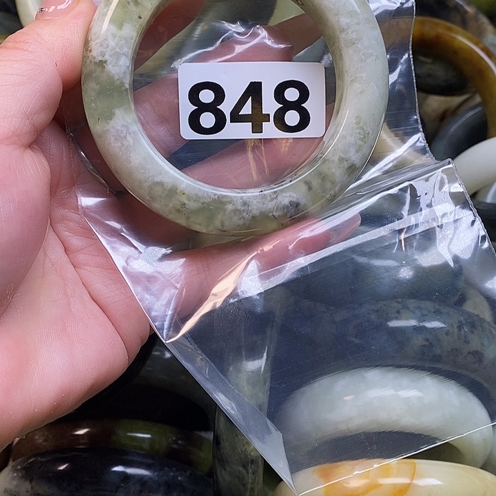 多***菜蛇纹石玉未镶嵌手镯