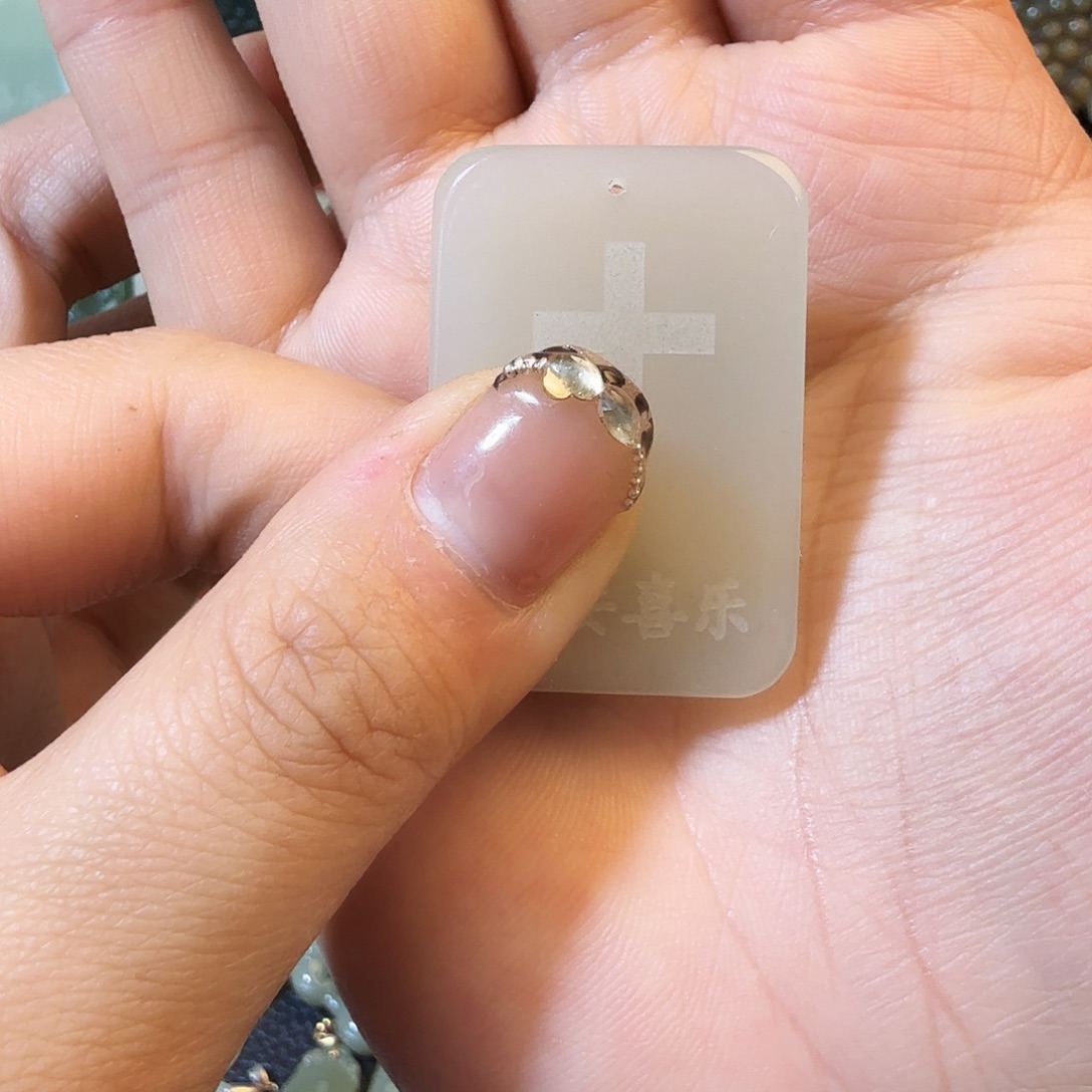 和田玉未镶嵌颈饰清货有瑕疵不退换