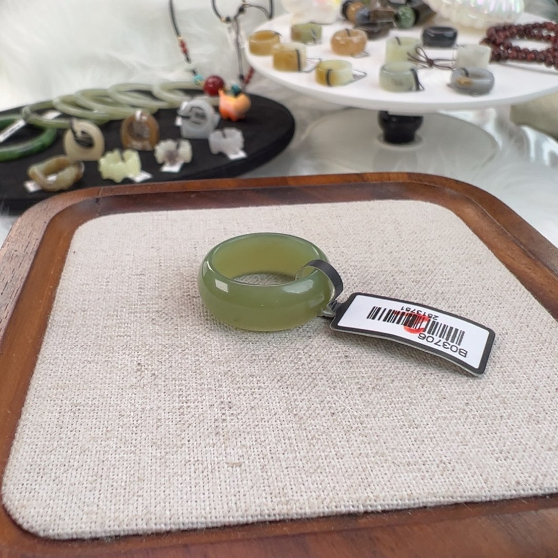 和田玉未镶嵌戒指w23果绿轮胎17.9不退换