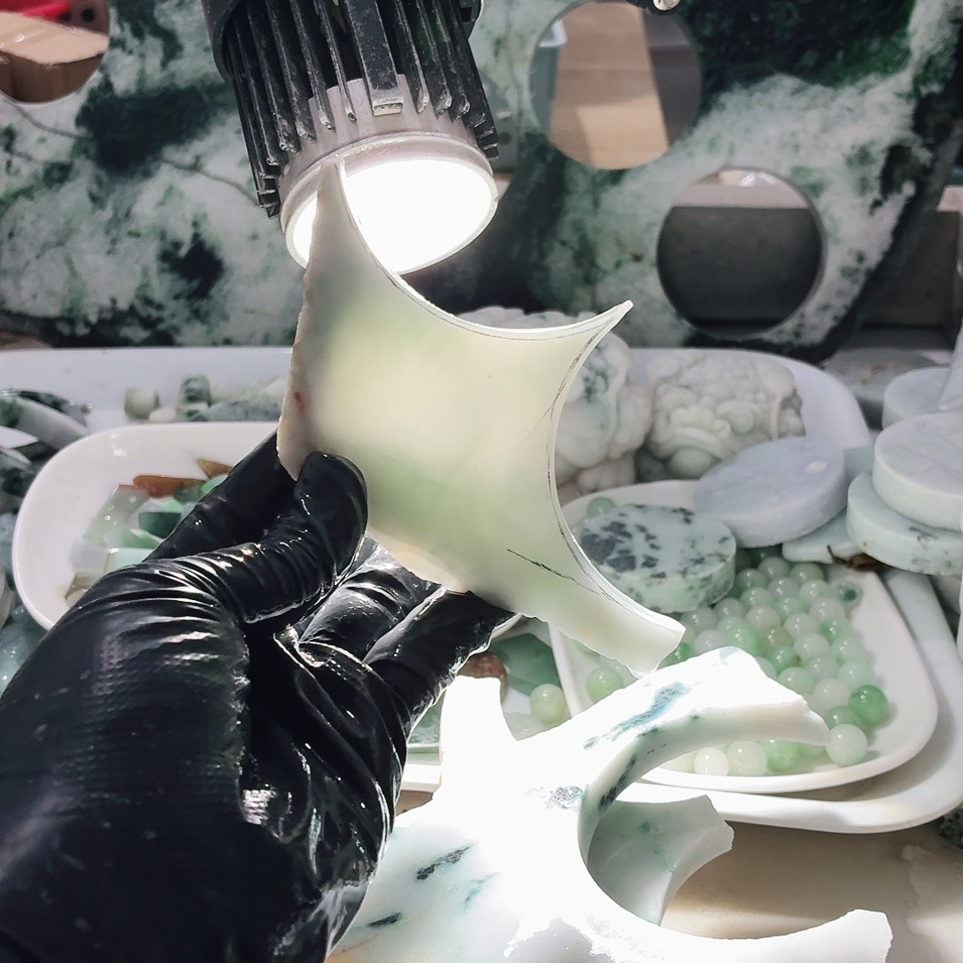 翡翠未镶嵌颈饰边角料