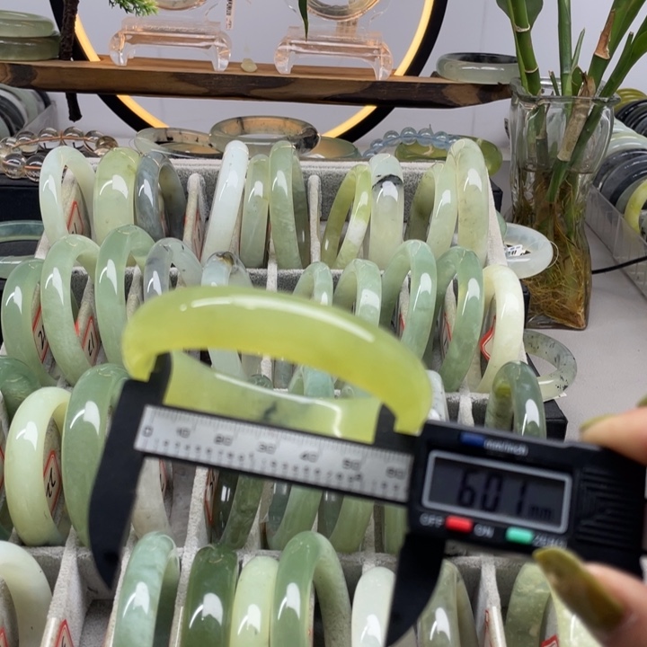 蛇纹石玉未镶嵌手镯38