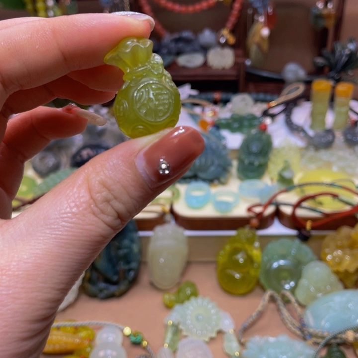 蛇纹石玉颈饰未镶嵌